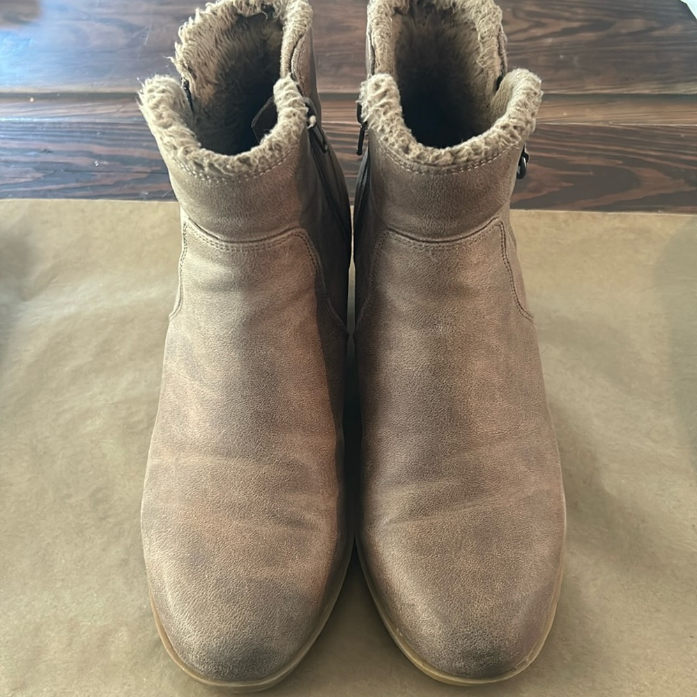 Yellow box women’s boots size 7-brown